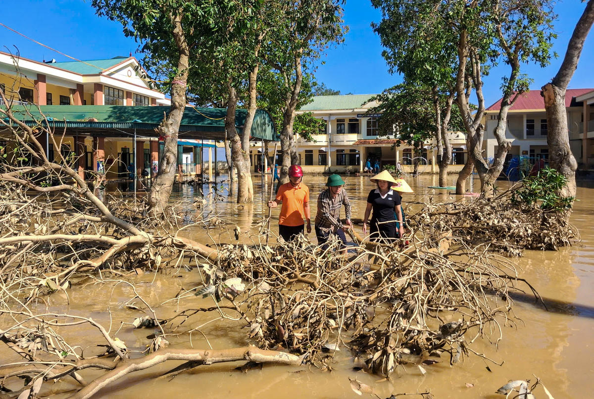 Nước lũ bắt đầu rút, chính quyền địa phương cùng giáo viên và phụ huynh cùng nhanh chóng dọn dẹp để đón học sinh trở lại trường. 