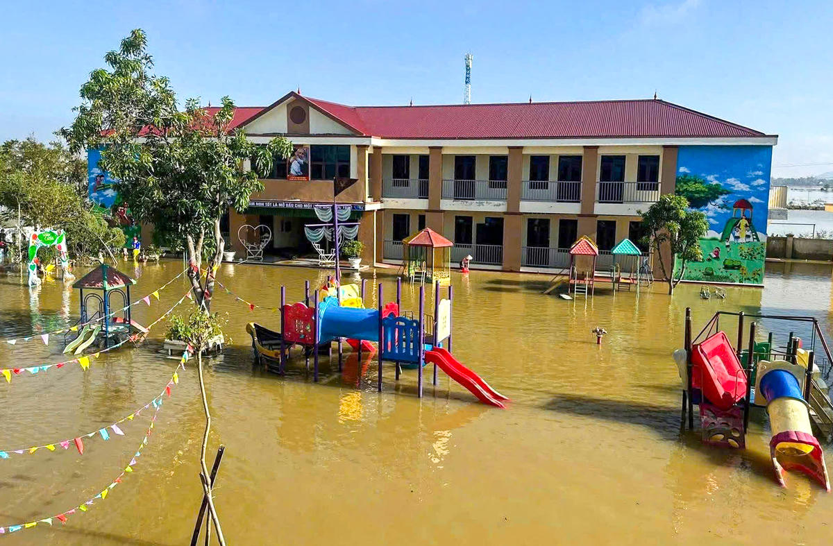 Bão số 10 đã khiến nhiều khu vực ở Hà Tĩnh bị ngập sâu, nhiều trường học ở Hà Tĩnh chưa thể đón học sinh trở lại trường. 