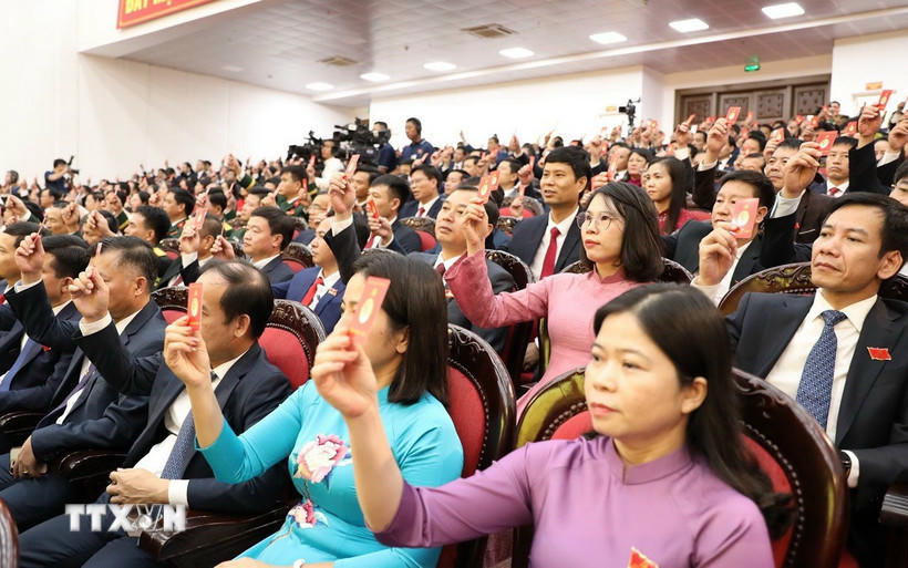 Các đại biểu biểu quyết thông qua dự thảo Nghị quyết Đại hội Đảng bộ tỉnh Ninh Bình nhiệm kỳ 2025-2030. (Ảnh minh họa: Đức Phương/TTXVN).