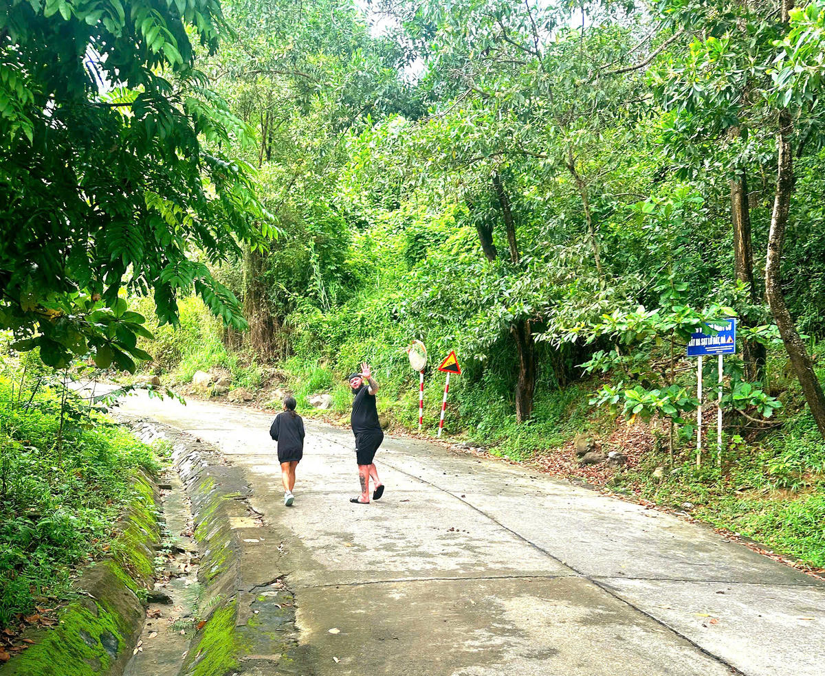 Dù mới mở cửa trở lại nửa tháng nhưng bán đảo Sơn Trà luôn là điểm hấp dẫn du khách. Ảnh: Nguyễn Tú.
