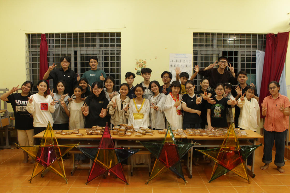 Thành viên Tổ chức DOP và các em học sinh thụ hưởng Dự án “Hành trình nuôi chữ” khoá 2023 tại bon Phi Lơ Te, xã Quảng Tân, tỉnh Lâm Đồng trong ngày hội trăng rằm.