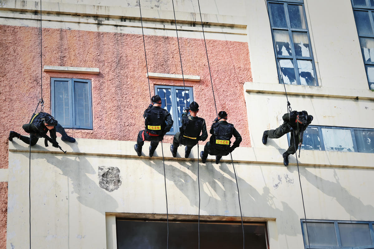 Bài kỹ thuật xuống dây nhà cao tầng. Ảnh: H.A.