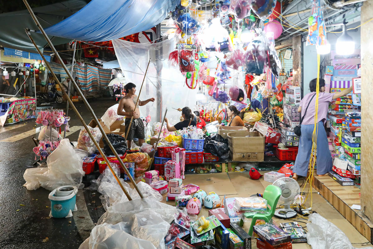 Theo bà An một tiểu thương trên phố Hàng Mã cho hay: “Mọi năm, đêm Trung thu ở đây nhộn nhịp lắm, khách mua đông, hàng bán hết rất nhanh. Năm nay, cơn mưa bất ngờ khiến lượng khách giảm hẳn. Tôi phải vội bê hàng vào trong, nhiều sản phẩm còn chưa kịp bày ra”.