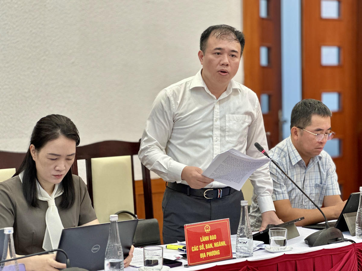 Ông Bùi Tuấn Anh, Phó Giám đốc Sở Nội vụ tỉnh Quảng Ninh thông tin về kết quả vận hành chính quyền địa phương 2 cấp (từ 1/7 đến nay) tại Họp báo thường kỳ quý III/2025. Ảnh: Ngọc Anh.