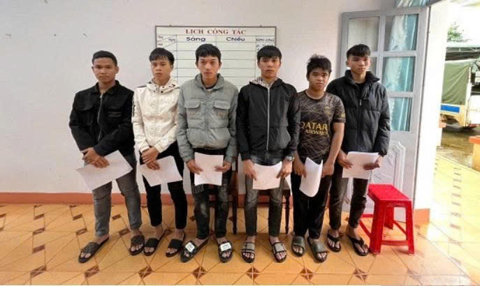 Các đối tượng bị khởi tố về tội “Gây rối trật tự công cộng”. Ảnh: Công
an cung cấp.