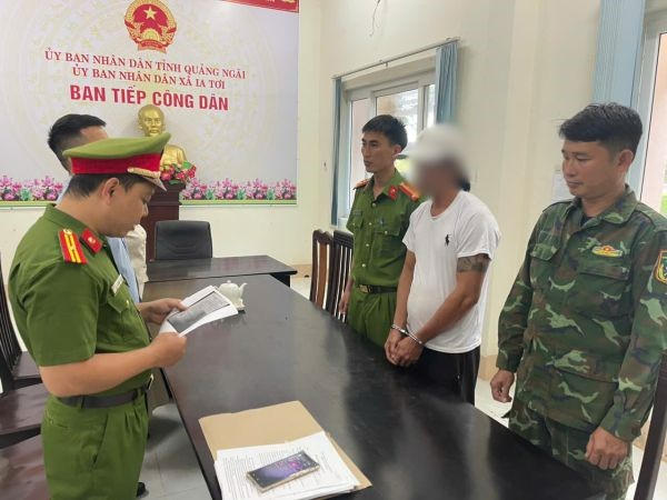 Lực lượng Công an đọc quyết định bắt tạm giam đối tượng L.L. Ảnh: Công an cung cấp.