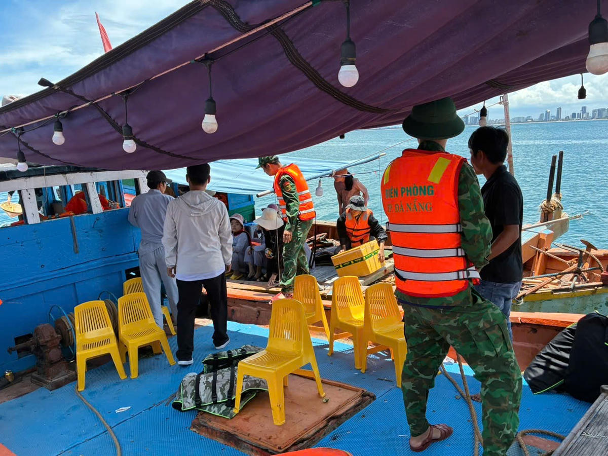 Lực lượng ĐBP Sơn Trà phát hiện và xử phạt nhiều tàu cá tự ý chở khách ra khơi câu mực trái phép. Ảnh: Đồn Biên phòng Sơn Trà.