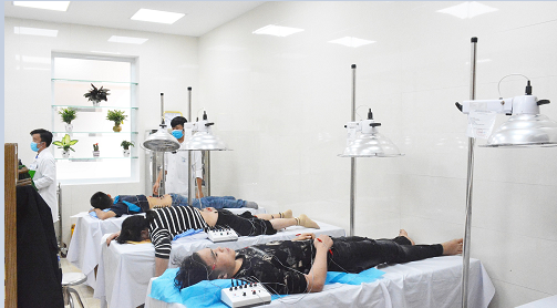 Điều trị bệnh nhân mất ngủ mãn tính tại Bệnh viện Châm cứu Trung ương. Ảnh: BVCC.