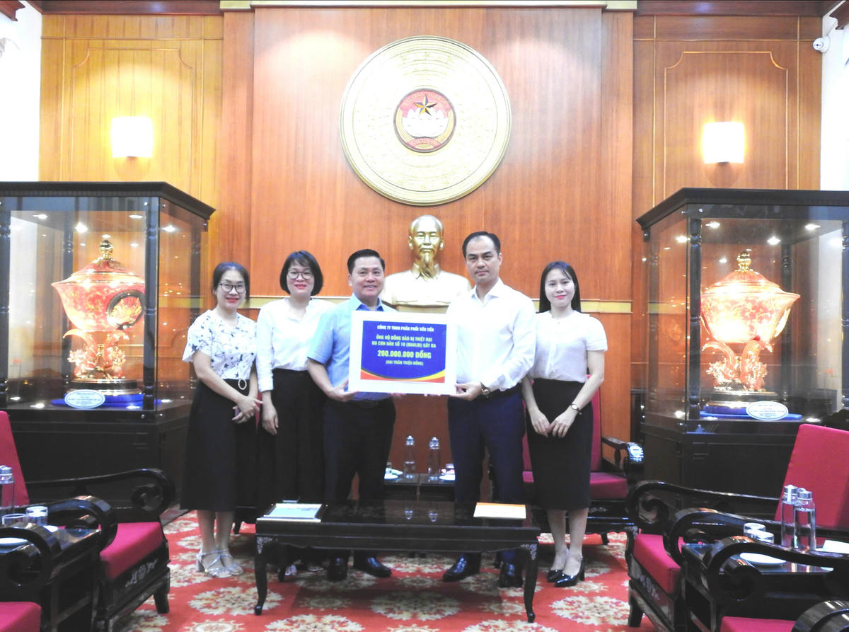 Ông Vũ Chí Hòa, Phó Trưởng ban Công tác xã hội - Cơ quan Ủy ban Trung ương MTTQ Việt Nam tiếp nhận ủng hộ từ Công ty TNHH phân phối Tiên Tiến.
