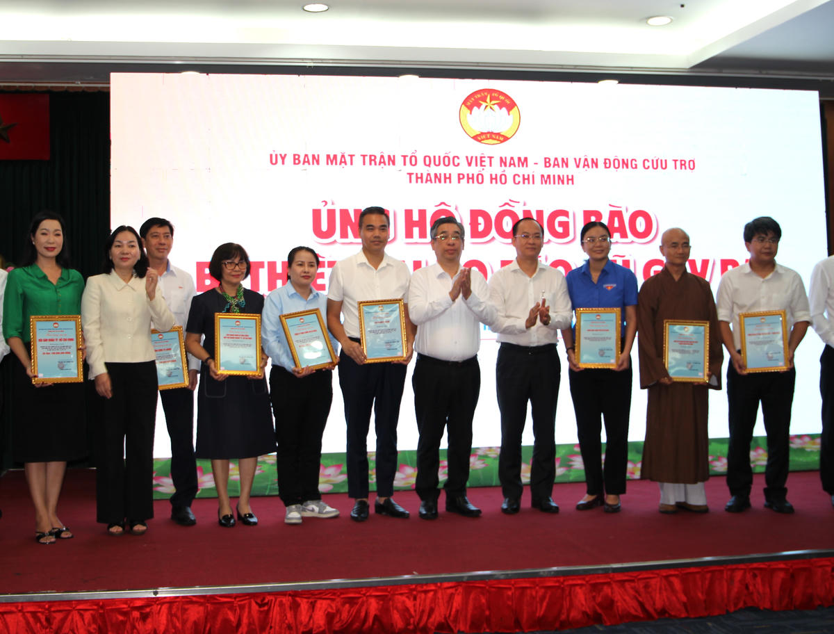 Ông Nguyễn Phước Lộc trao
Thư cảm ơn tới các cơ quan, đơn vị, cá nhân tham gia ủng hộ. Ảnh: Q.Đ.