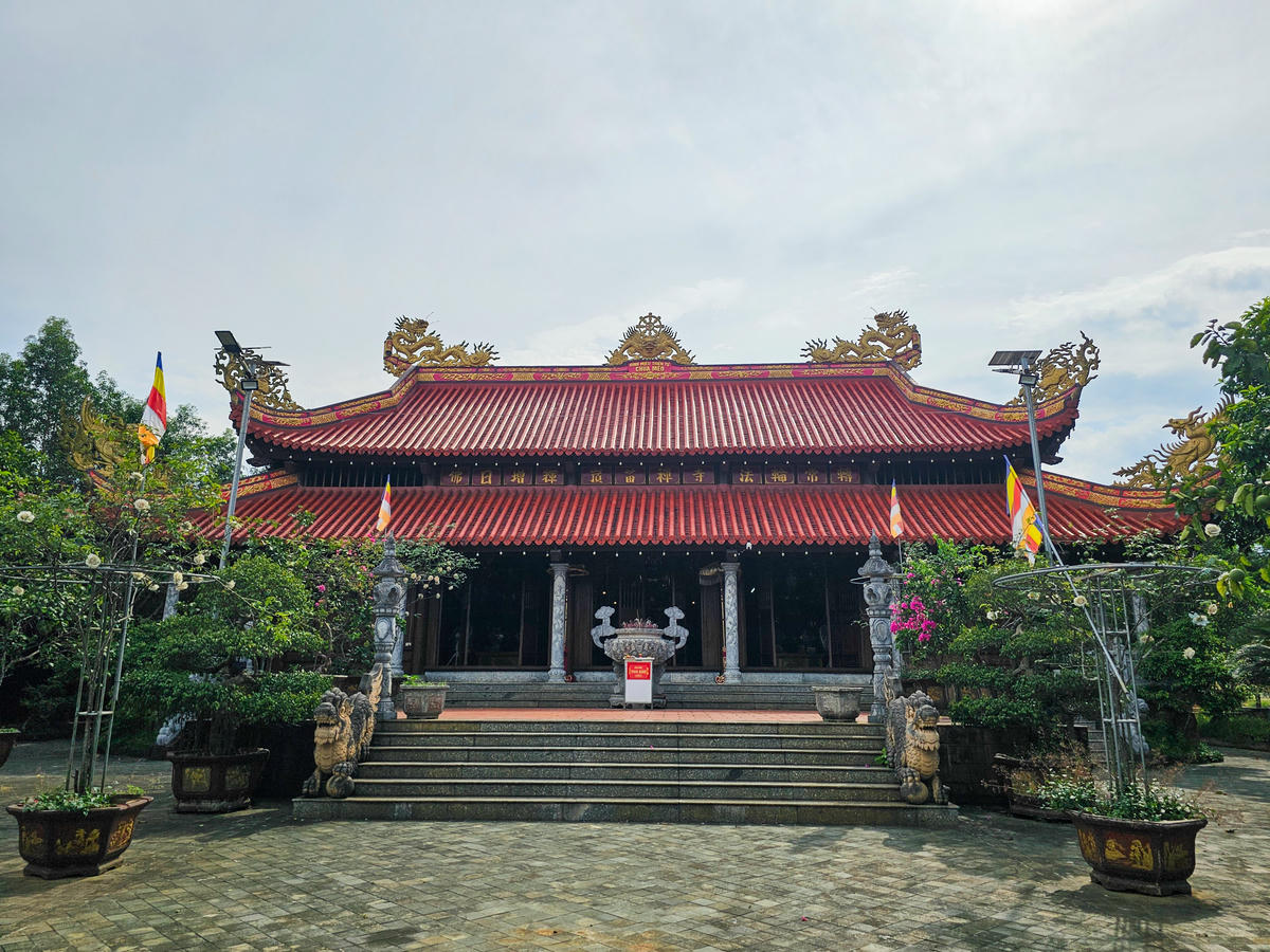 Theo truyền thuyết, trong thời kỳ khởi nghĩa Lam Sơn, nghĩa quân Lê Lợi từng bị quân Minh truy đuổi khi đi qua vùng Mường Chanh. Khi đó, một con mèo từ chùa chạy ra, khiến quân địch lạc hướng, giúp Lê Lợi thoát nạn. Ảnh: Đình Minh