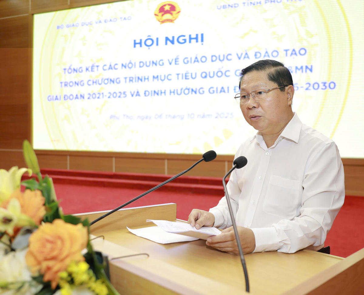 Thứ trưởng Bộ GD&ĐT Lê Tấn Dũng phát biểu chủ trì Hội nghị.