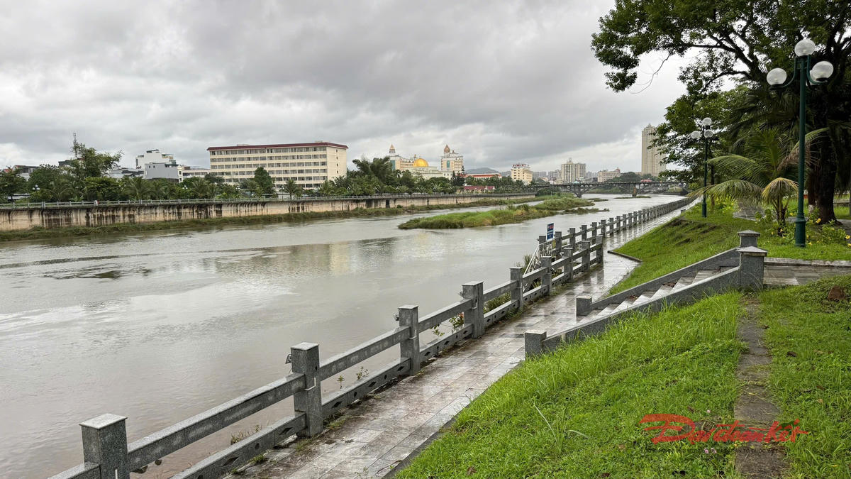 Móng Cái ghi nhận mưa và gió nhẹ sáng 6/10. Ảnh: Nguyễn Quý.