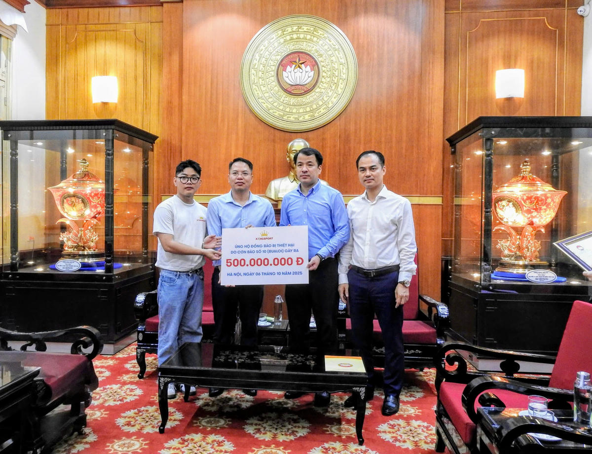 Phó Bí thư Đảng ủy MTTQ, các đoàn thể Trung ương Ngô Văn Cương tiếp nhận ủng hộ từ Thương hiệu King Sport, Thương hiệu Xe điện Move. Ảnh: Văn Hoa.