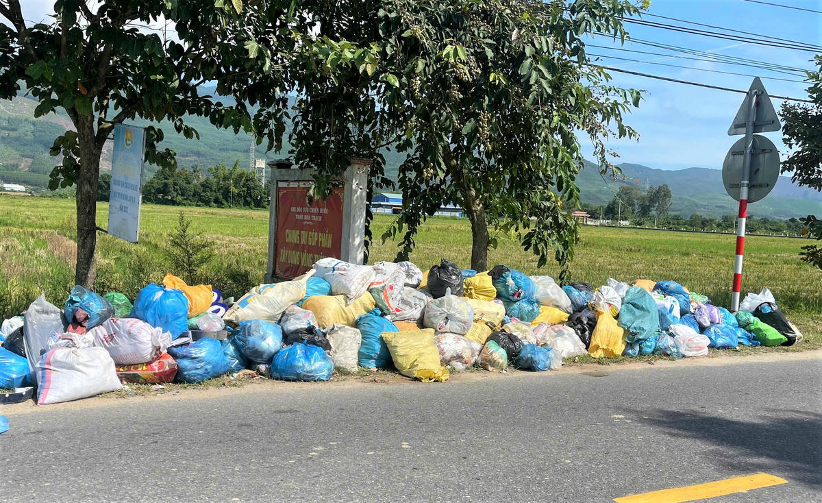 Nhiều tuyến đường ở xã Hà
Nha rác thải trở thành điểm tập kết. Ảnh: Chí Đại.