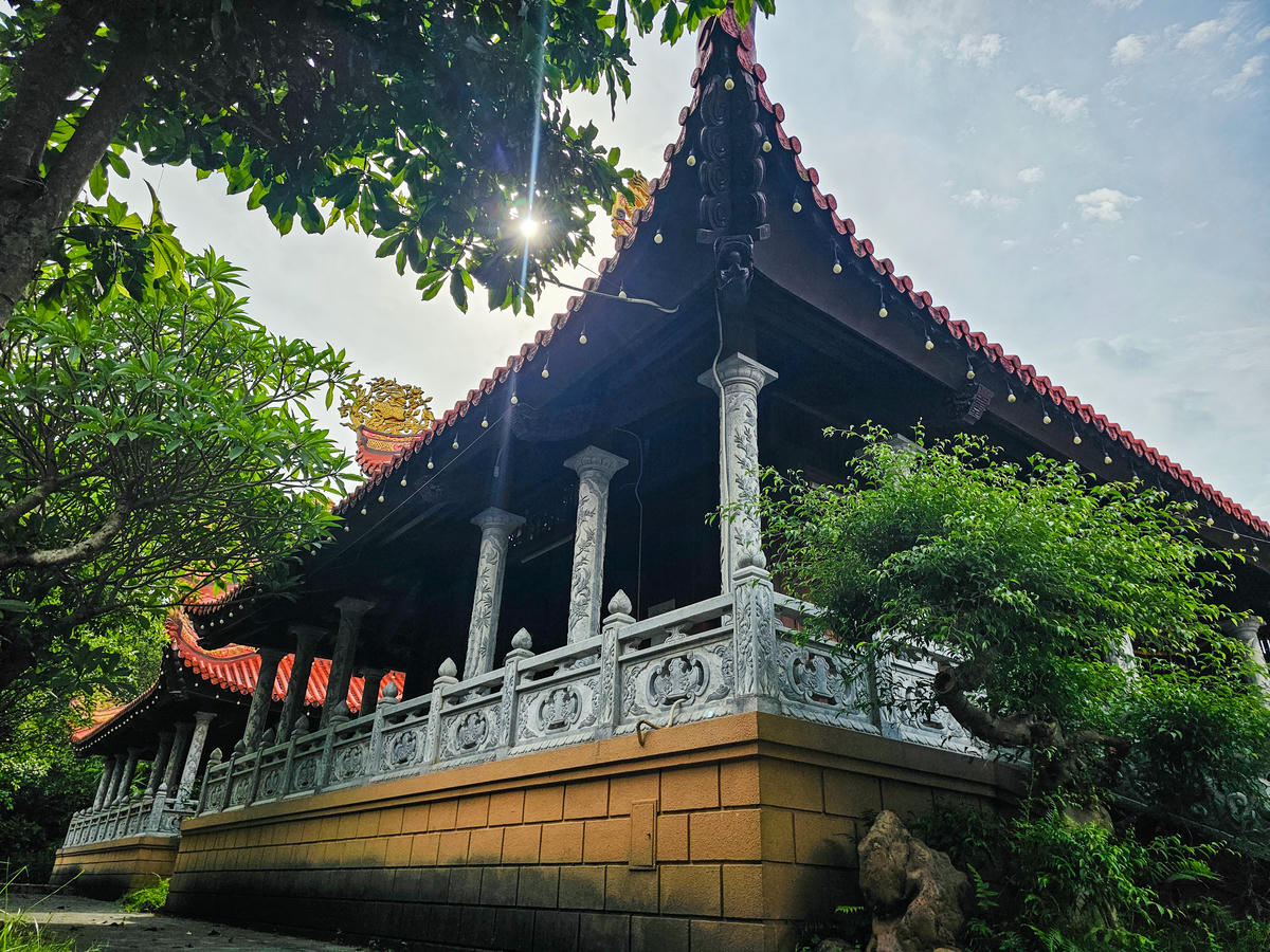 Chùa Mèo nằm ở vị trí đắc địa, có thế 'tọa sơn hướng thủy' với phía sau là dãy núi Pù Bằng, phía hữu là dãy Pù Rinh, phía trước là sông Âm uốn khúc, tạo nên phong cảnh hữu tình và linh thiêng. Ảnh: Đình Minh