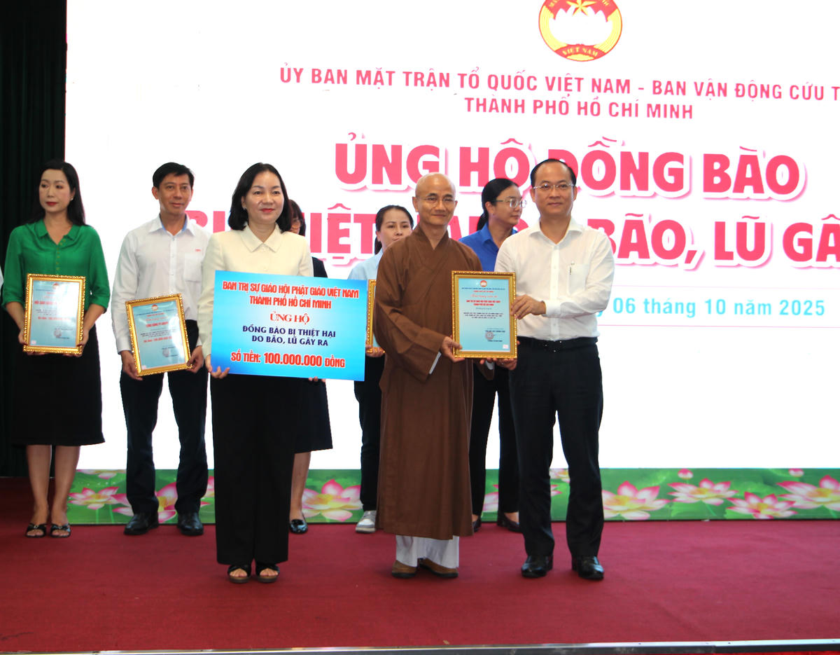 Lãnh đạo Mặt trận TP Hồ
Chí Minh tiếp nhận từ một đơn vị ủng hộ. Ảnh: Q.Đ.