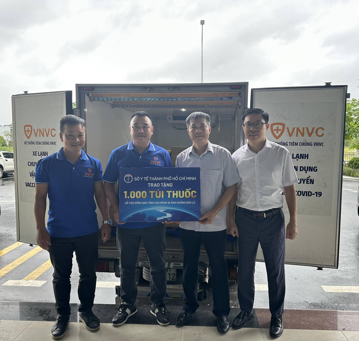 Ông Vũ Khắc Quang, Ủy
viên BTV Tỉnh ủy, Phó Chủ tịch Thường trực Ủy ban MTTQ Việt Nam tỉnh Cao Bằng và
Sở Y tế Cao Bằng tiếp nhận 1.000 “Túi thuốc gia đình”. Ảnh: MTTQ Cao Bằng.