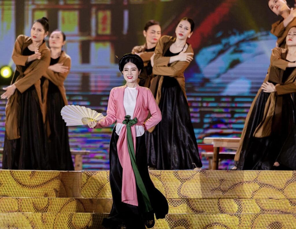 Nghệ sĩ trẻ là những người mở ra hướng đi mới cho nghệ thuật đương đại. Ảnh: Quỳnh Anh.