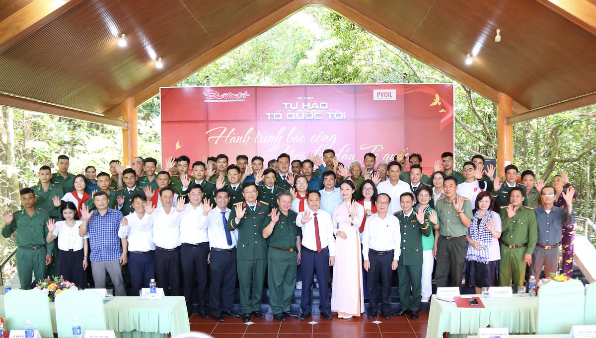 Các đại biểu và chiến sĩ cùng chụp ảnh lưu niệm, khép lại hành trình đầy ý nghĩa nơi cực Nam thiêng liêng.