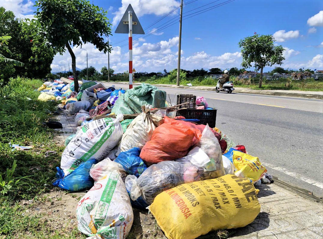 Nhiều khu dân cư ở xã Hà
Nha, TP Đà Nẵng rác thải chất đống bốc mùi hôi. Ảnh: Chí Đại.