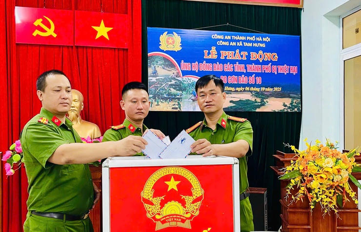 Hưởng ứng lời kêu gọi, toàn thể cán bộ, chiến sĩ Công an xã Tam Hưng đã tích
cực tham gia đóng góp. Ảnh: T.B.