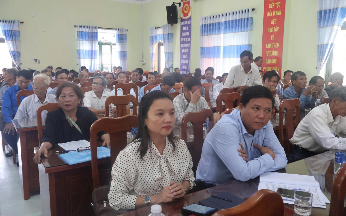 Các cử tri tham dự buổi tiếp xúc. Ảnh: CV.