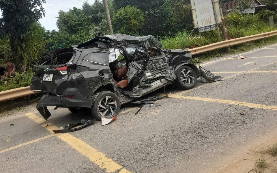 Ô tô mang biển số 30M-051.46 hư hỏng nặng sau vụ tai nạn. Ảnh:
UBX.