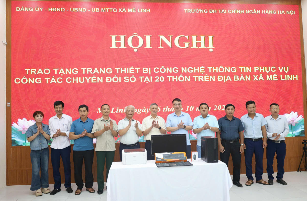 Trường Đại học Tài chính – Ngân hàng Hà Nội trao tặng 20 bộ trang thiết bị công nghệ thông tin tổng giá trị 285 triệu đồng cho các thôn trên địa bàn xã Mê Linh.