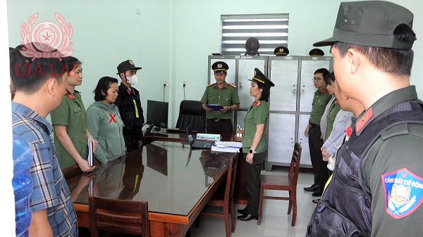 Lực lượng Công an tỉnh Gia Lai đọc quyết định bắt tạm giam đối với Võ
Thị Phụng. Ảnh: Công an Gia Lai.