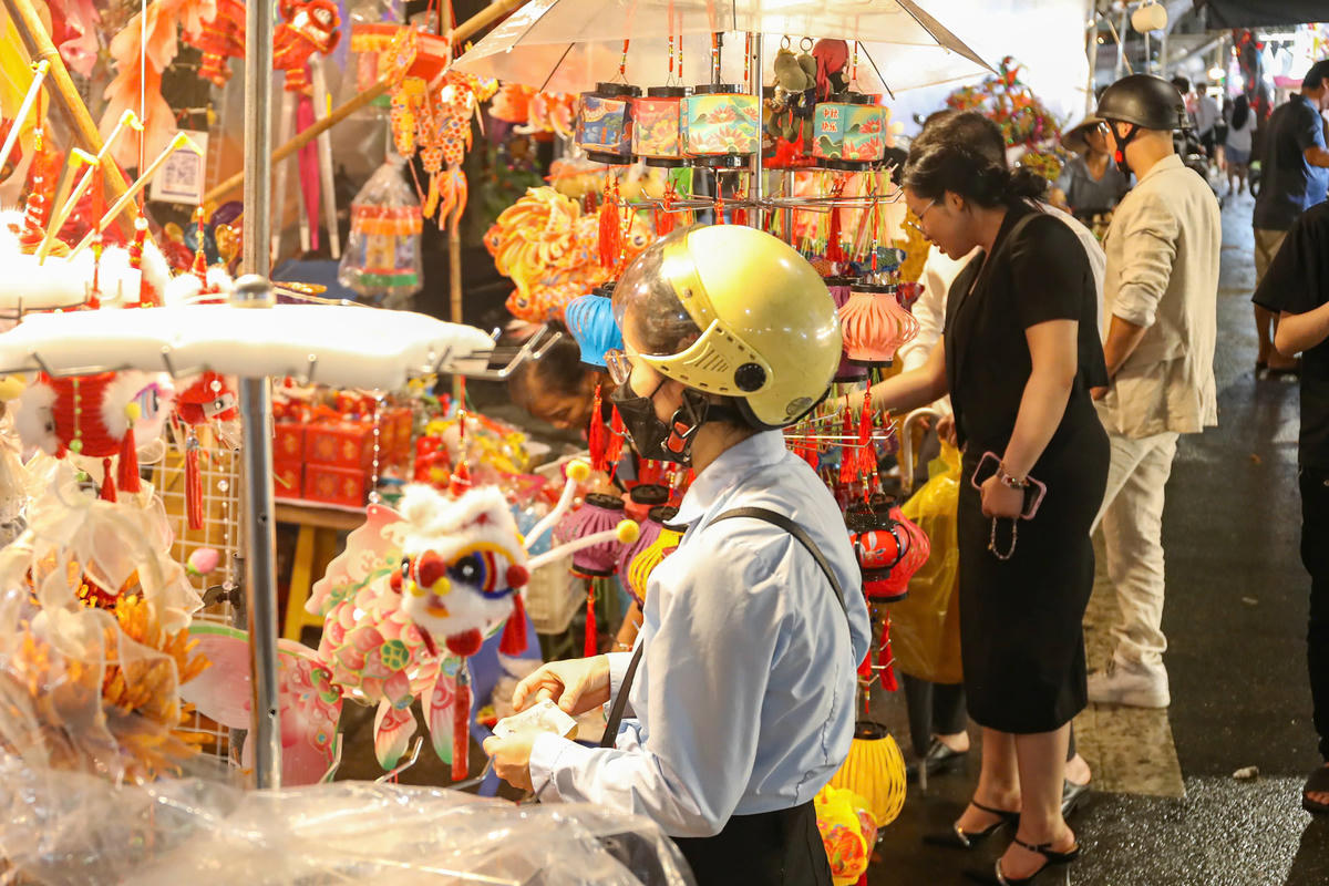 Chỉ lác đác người đến mua các món đồ chơi Trung thu.