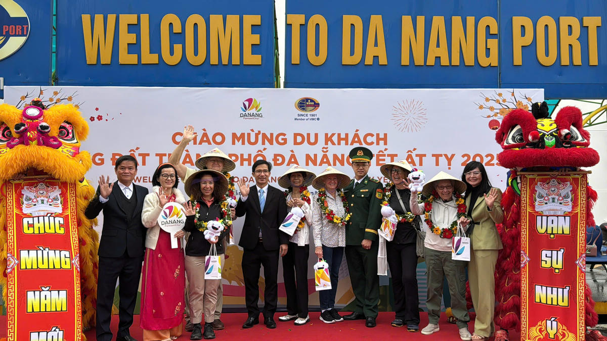 Sở Văn hóa, Thể thao và Du lịch TP Đà Nẵng đón tàu du lịch biển xông đất thành phố dịp Tết Nguyên đán 2025. Ảnh: Nguyễn Tú