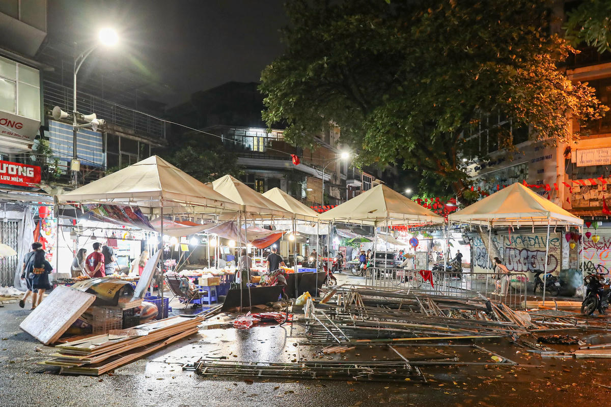 Anh Nam chủ một cửa hàng mặt nạ giấy bồi chia sẻ: "Tôi vừa bày xong vài bộ mặt nạ đẹp thì trời đổ mưa. Không che chắn kịp là hỏng hết. Cũng may có bạt và ô che, nhưng vẫn phải vừa chạy vừa bê đồ. Năm nay bán ế hơn hẳn năm ngoái".