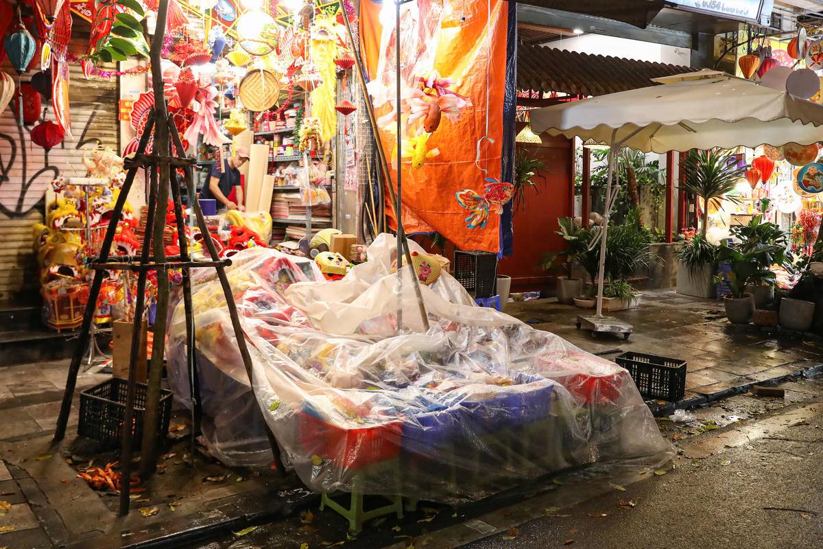 Mưa rả rích, ế ẩm khách nhiều tiểu thương phải phủ nilong để tránh bị hư hỏng đồ chơi.