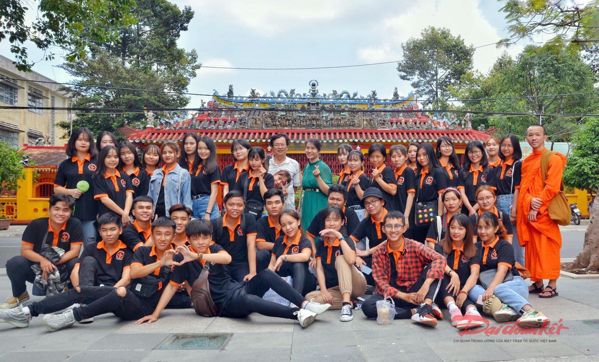 Sinh viên ngành văn hóa tham gia chuyến thực tế về địa phương, là cơ hội để "thử việc" môi trường công việc sau khi ra trường. Ảnh: H.Phúc.