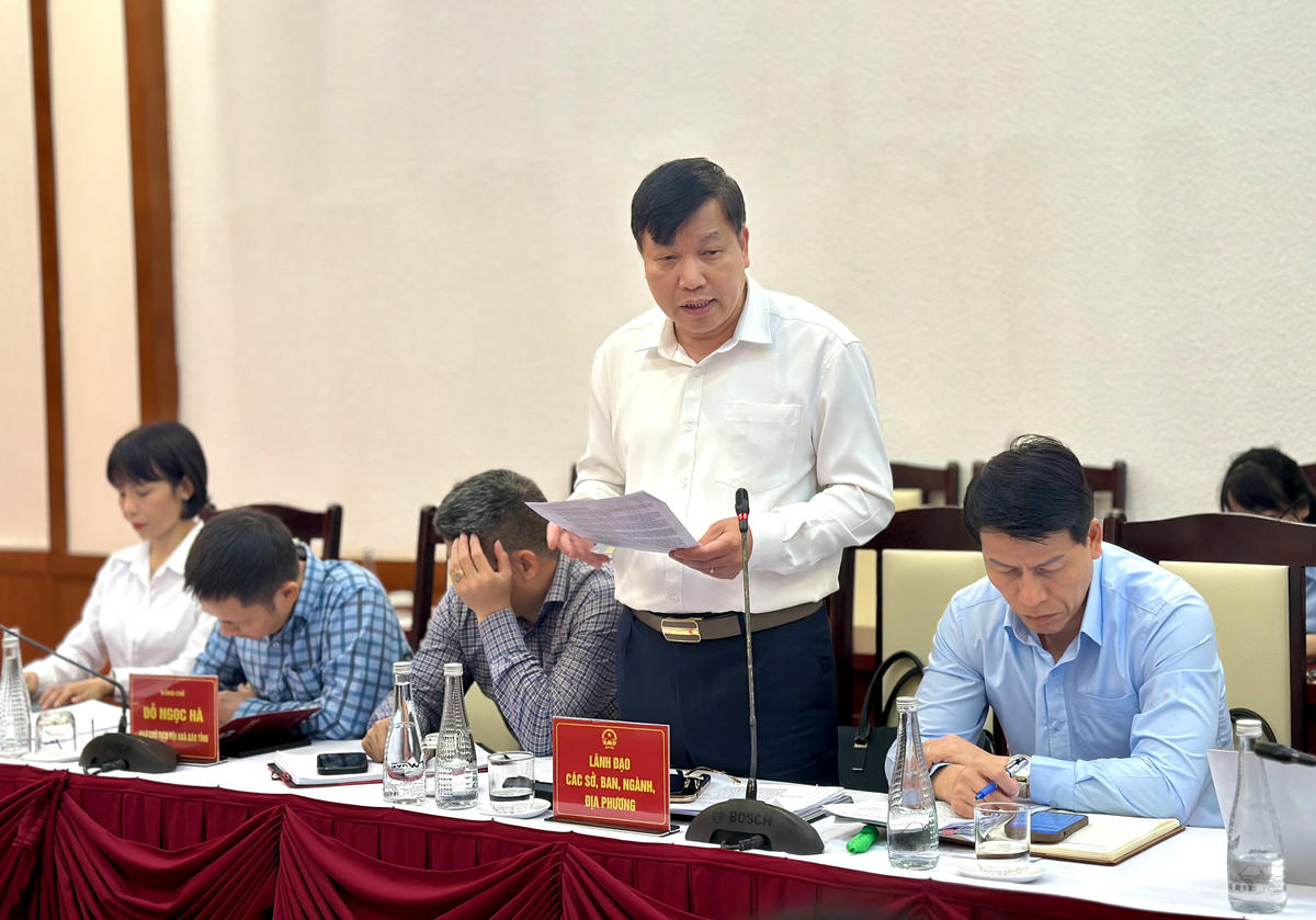 Phó Giám đốc Sở Y tế tỉnh Quảng Ninh Nguyễn Minh Tuấn thông tin về Phương án sắp xếp hệ thống y tế theo mô hình chính quyền địa phương 2 cấp trên địa bàn tỉnh. Ảnh: Ngọc Anh.