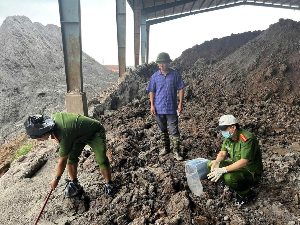 Hiện trường phát hiện chôn lấp chất thải trái phép. Ảnh: Bộ Công an.