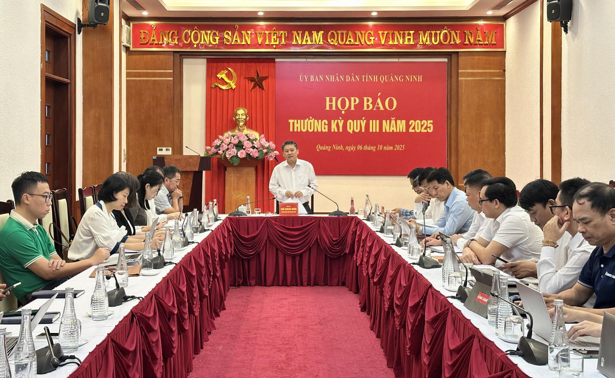  Ông Ngô Quang Hưng, Chánh Văn phòng UBND tỉnh Quảng Ninh phát biểu tại họp báo. Ảnh: Ngọc Anh.