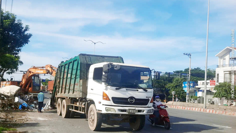 Thu gom rác trên đường Ngô Quyền. Ảnh: Nguyễn Tú.