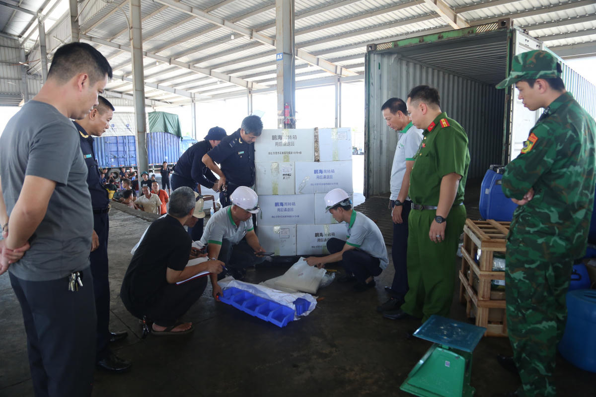 Các lực lượng chức năng kiểm tra, đối chiếu hàng hóa chứa trong các xe container. Ảnh: Công an tỉnh Quảng Ninh.