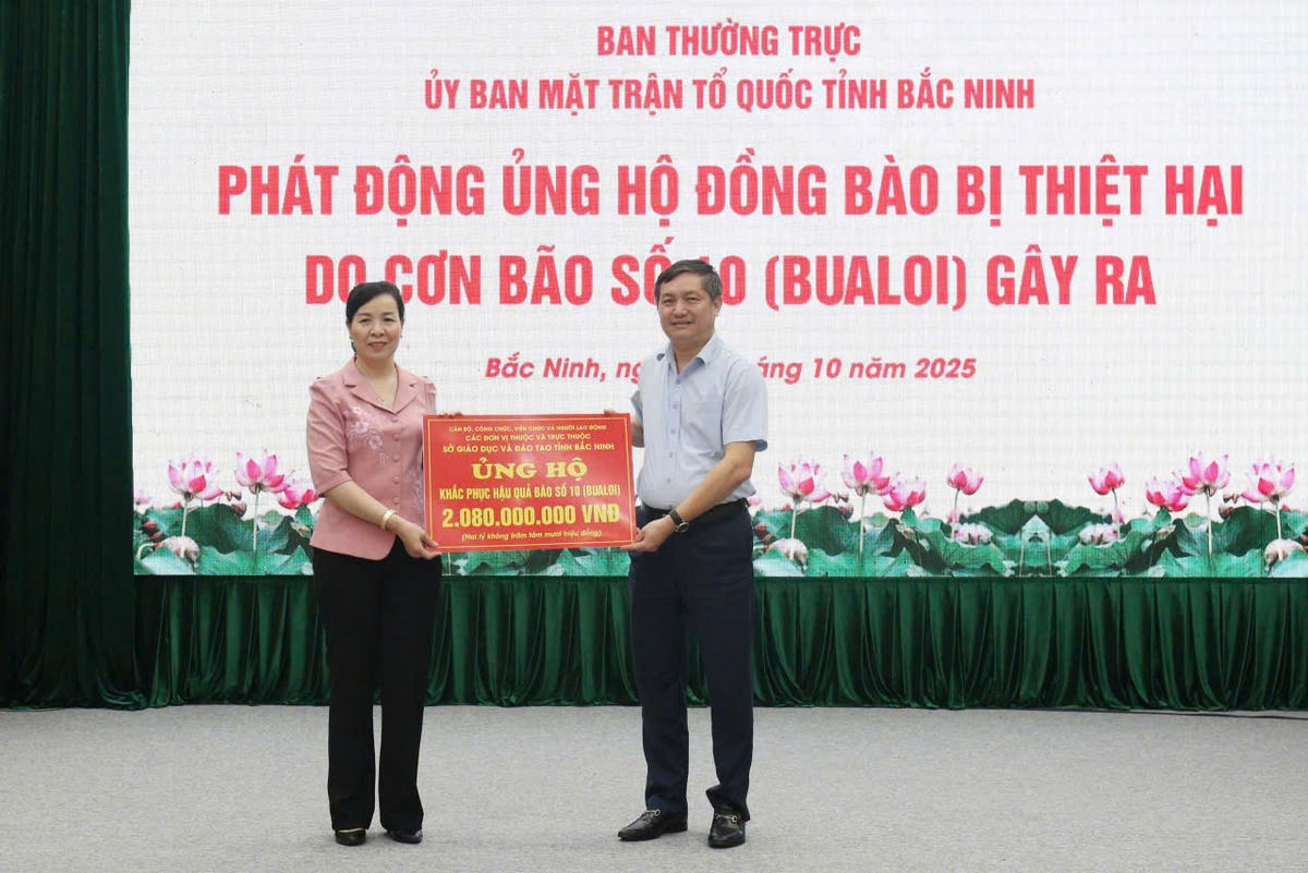 Chủ tịch Ủy ban MTTQ tỉnh Bắc Ninh Nguyễn Thị Hà tiếp nhận ủng hộ của các đơn vị thuộc và trực thuộc Sở Giáo dục - Đào tạo Bắc Ninh.