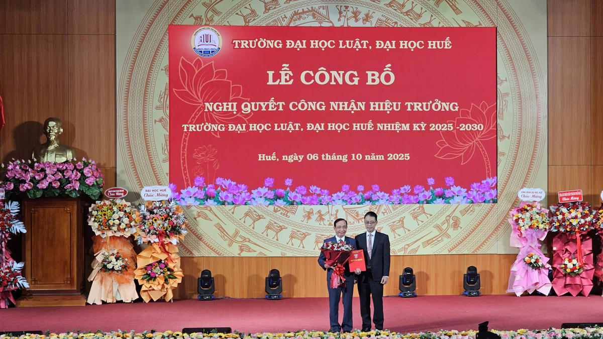 Lãnh đạo Đại học Huế trao nghị quyết và tặng hoa chúc mừng PGS.TS Đoàn Đức Lương - Hiệu trưởng Trường Đại học Luật, Đại học Huế nhiệm kỳ 2025 - 2030. Ảnh: H.D.
