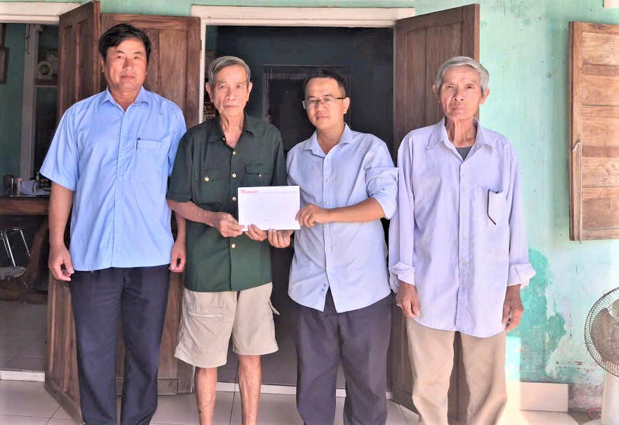 Đại diện Văn phòng miền Trung, Báo Đại đoàn kết cùng lãnh đạo Ủy ban Mặt trận Tổ quốc Việt Nam xã Phú Ninh trao tiền bạn đọc hỗ trợ người thân cho gia đình cháu Võ Thị Cẩm Thùy. Ảnh: Nguyễn Tín.