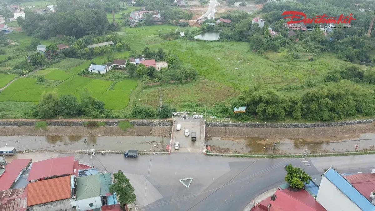 Một dự án khác nằm trên trục kết nối QL37 và đường tỉnh 269B đã hoàn thành từ năm 2021 cũng không thể khai thác
được là cầu Kiều Chính. Ảnh: Toán Nguyễn.