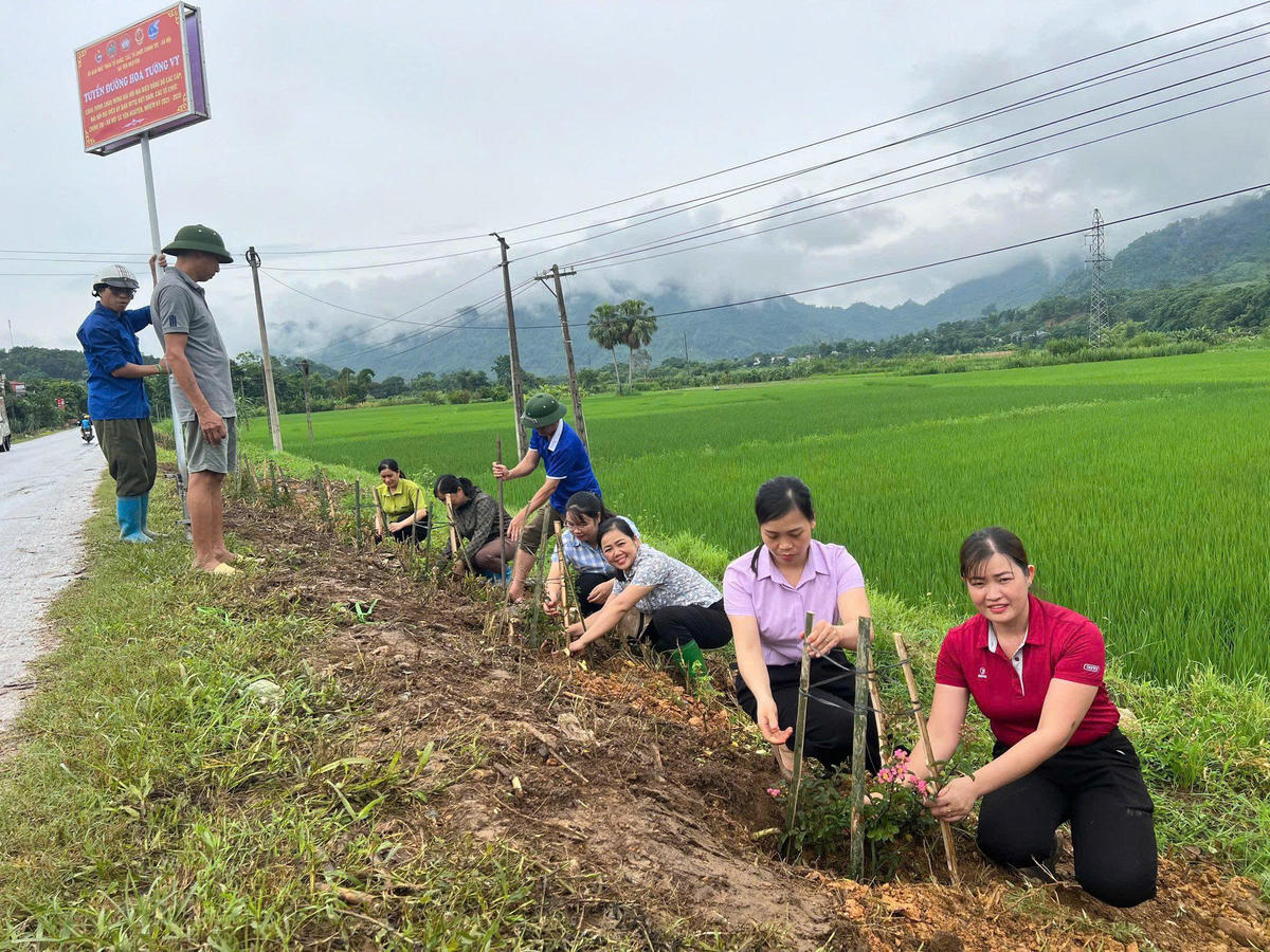 Ủy ban MTTQ Việt Nam và các tổ chức chính trị - xã hội xã Yên Nguyên tuyên truyền, vận động nhân dân
tham gia trồng tuyến đường hoa.