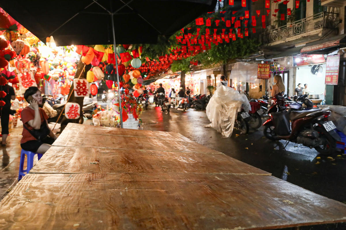 Phố Hàng Mã vắng lặng giữa đêm Trung thu.