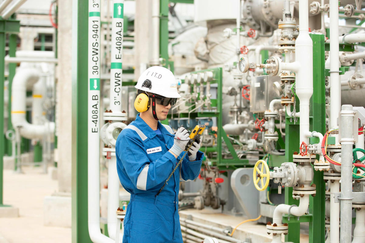 Người lao động làm việc trong nhà máy Tổ hợp Hóa dầu Long Sơn.