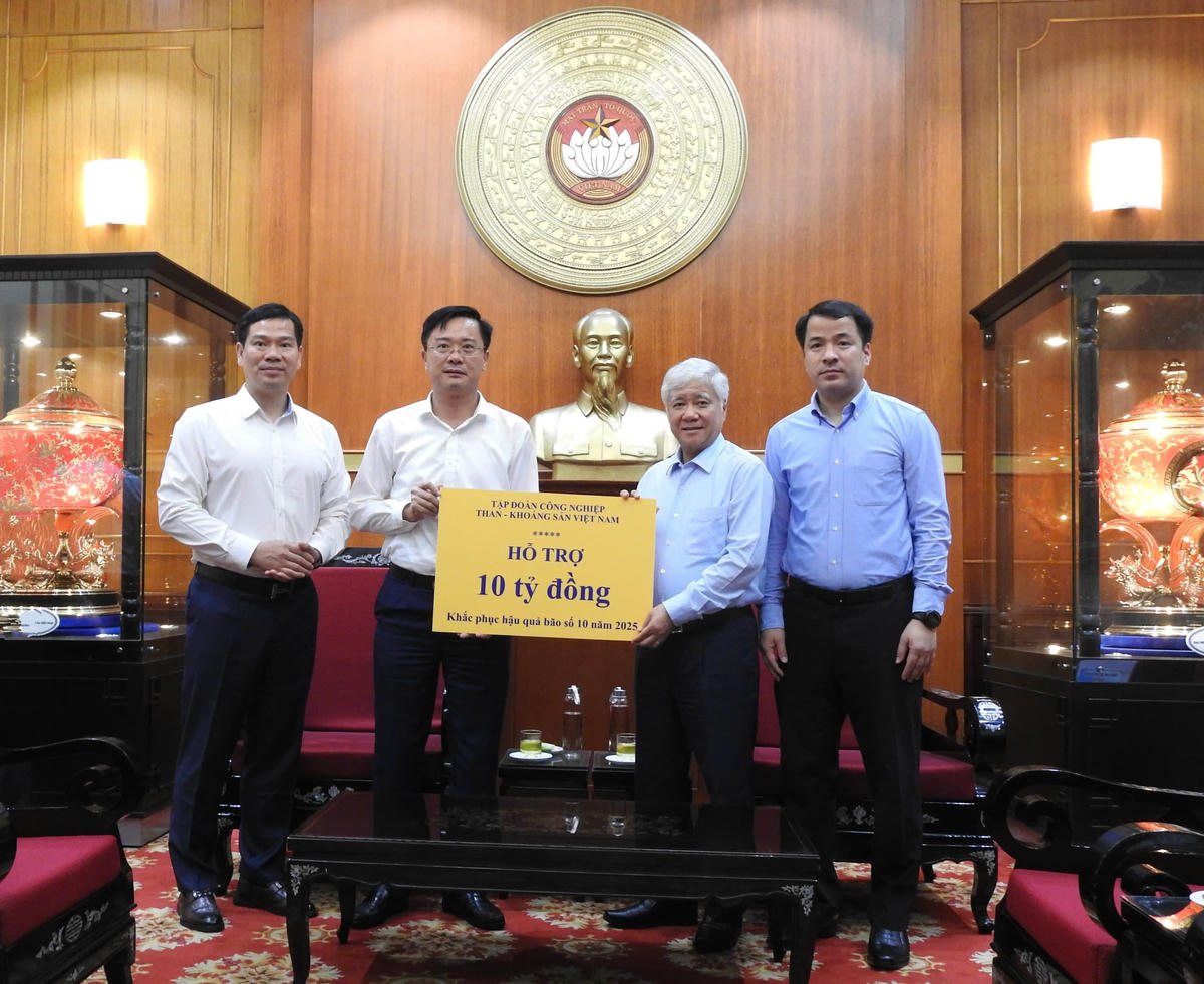 Chủ tịch Ủy ban Trung ương MTTQ Việt Nam Đỗ Văn Chiến tiếp nhận ủng hộ 10 tỷ đồng từ Tập đoàn Công nghiệp Than - khoáng sản Việt Nam. Ảnh Văn Hoa