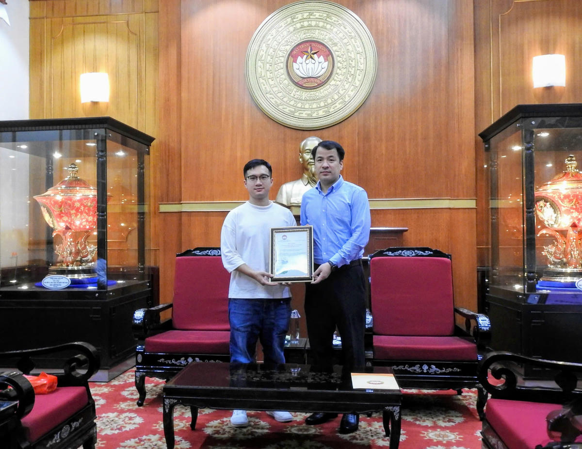 Phó Bí thư Đảng ủy MTTQ, các đoàn thể Trung ương Ngô Văn Cương tiếp nhận ủng hộ và trao Thư cảm ơn của Ủy ban Trung ương MTTQ Việt Nam tới Nhà thiết kế Đỗ Trịnh Hoài Nam. Ảnh Văn Hoa