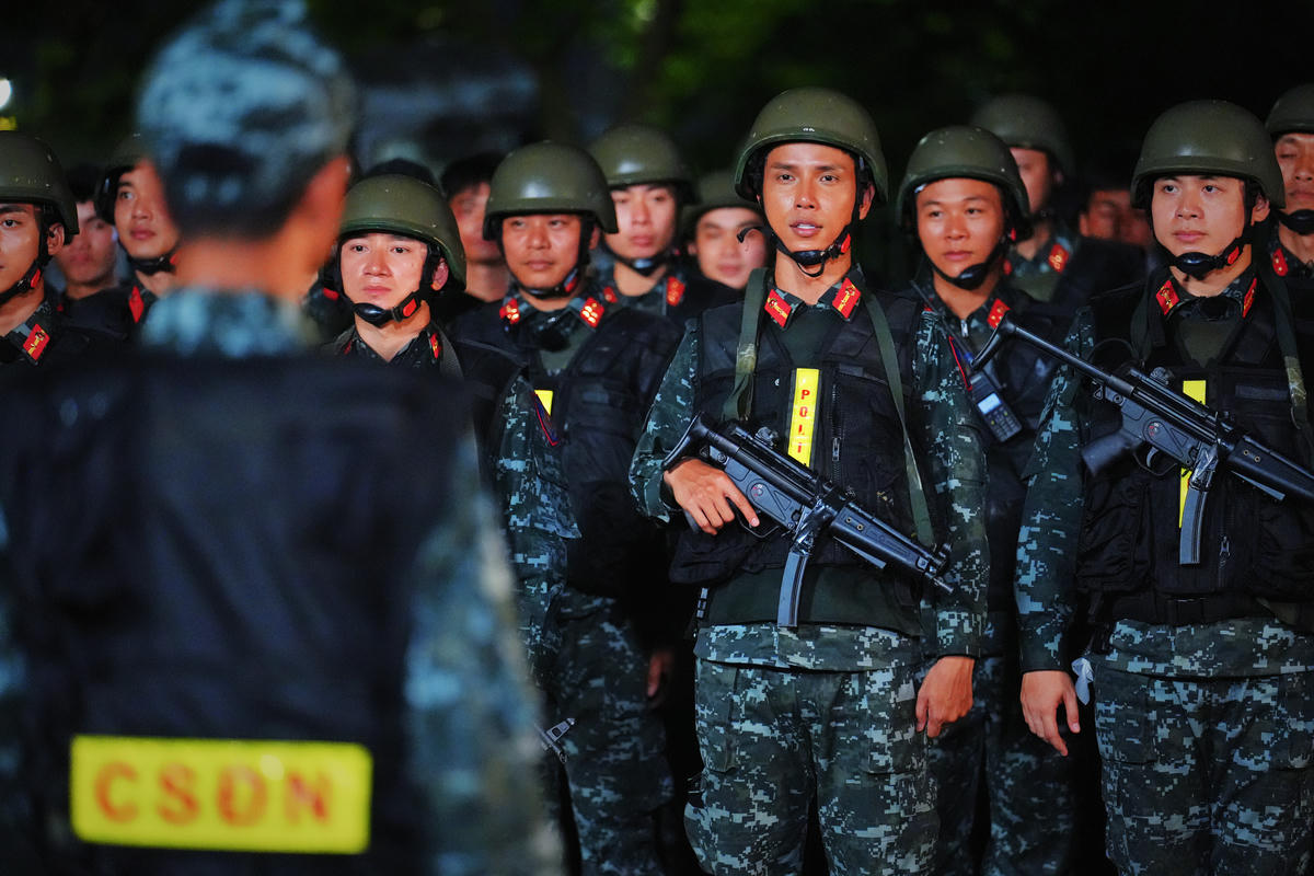 Trung tá Vũ Đình Lập ghi nhận tinh thần quả cảm của đội chiến sĩ nhập vai. Ảnh: H.A.